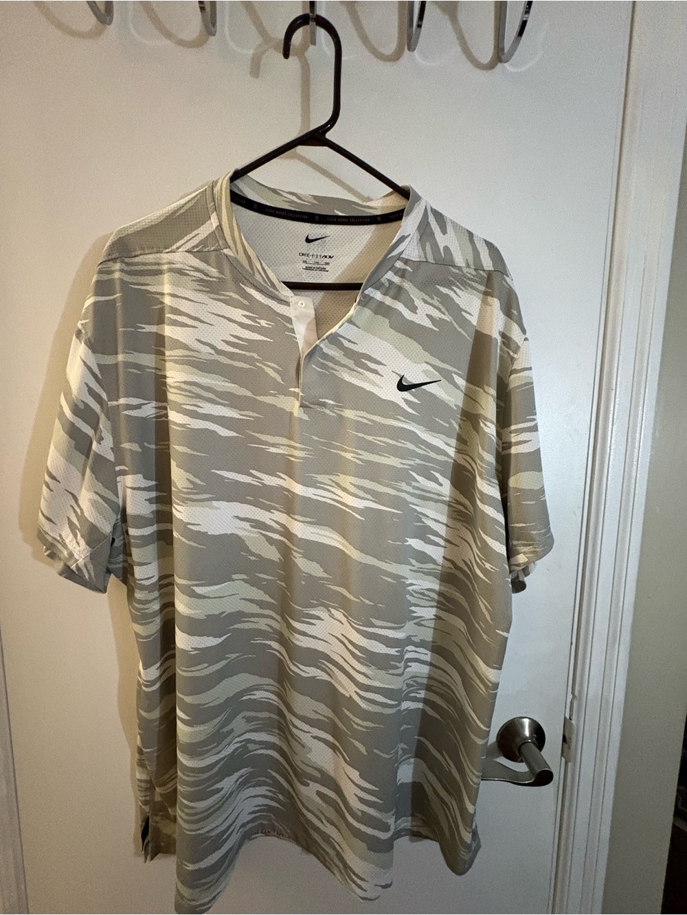Nike Men’s Beige & Cream Camo Short-Sleeve Dri fit Shirt